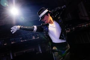 Despiden a hombre por imitar a Michael Jackson en el trabajo