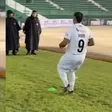 ¿Qué te pasó? Captan a 'Mozumbito' Martínez en partido con su nuevo equipo