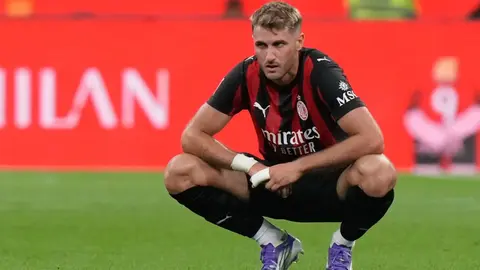 ¿Santiago Giménez se va del Milan? Agente aclara el futuro del mexicano