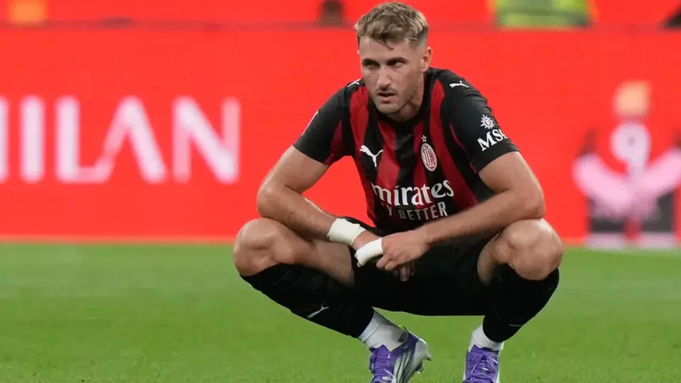 ¿Santiago Giménez se va del Milan? Agente aclara el futuro del mexicano