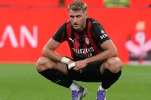 ¿Santiago Giménez se va del Milan? Agente aclara el futuro del mexicano