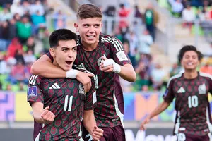 ¡Crack dentro y fuera de la cancha! Gilberto Mora se hace viral con video junto a sus hermanas