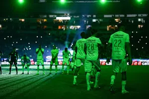 León anuncia la salida de dos extranjeros previo al cierre de mercado