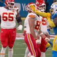 Travis Kelce es golpeado por defensivo de los Chargers en la semana 1