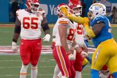 Travis Kelce es golpeado por defensivo de los Chargers en la semana 1