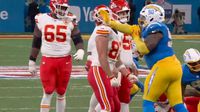 Travis Kelce es golpeado por defensivo de los Chargers en la semana 1