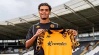 João Mendes, hijo de Ronaldinho, firma con el Hull City