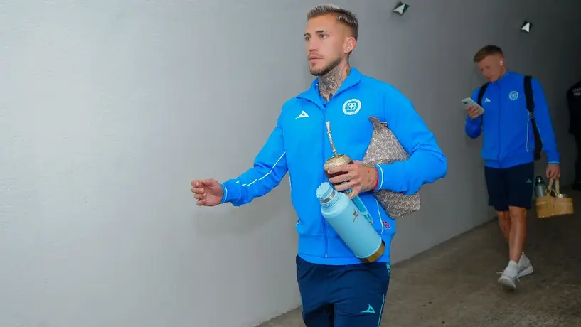 Gonzalo Piovi es ovacionado en su llegada al Estadio Olímpico Universitario