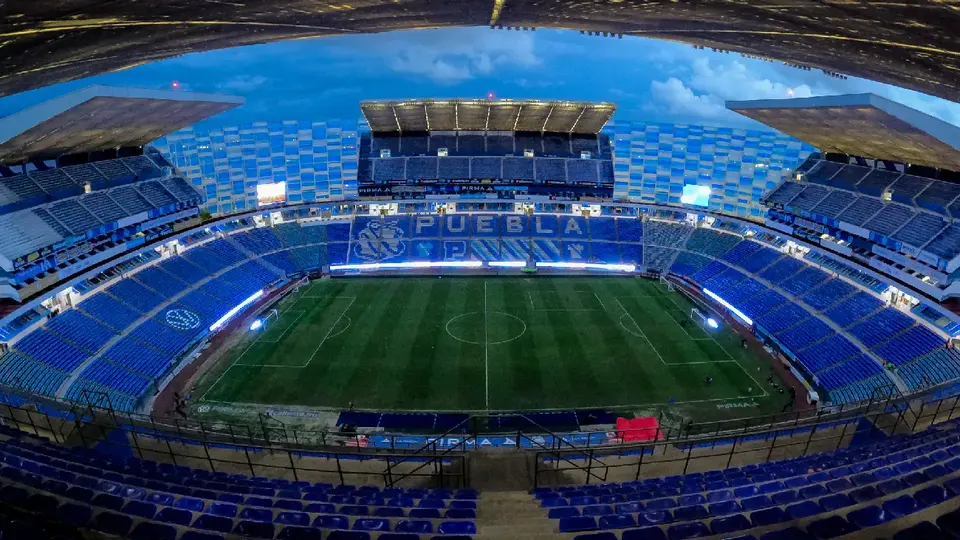 Cantante Guerrero arremete contra cuerpo arbitral del Puebla vs Chivas