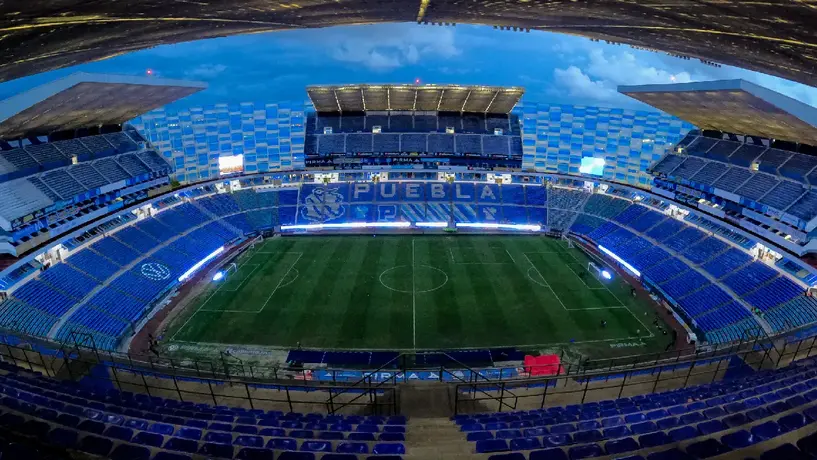 Cantante Guerrero arremete contra cuerpo arbitral del Puebla vs Chivas