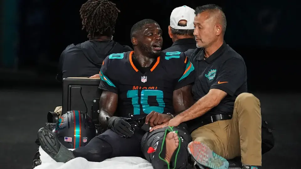 Tyreek Hill sufre terrible lesión y queda fuera del partido entre New York Jets y Miami Dolphins