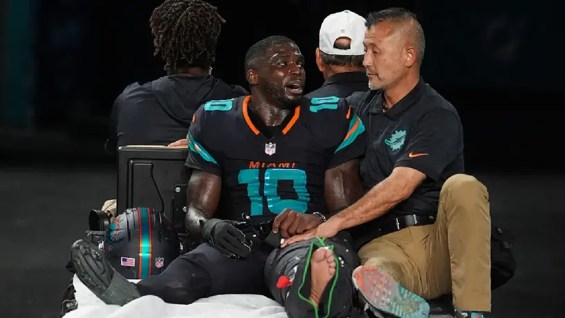 Tyreek Hill sufre terrible lesión y queda fuera del partido entre New York Jets y Miami Dolphins
