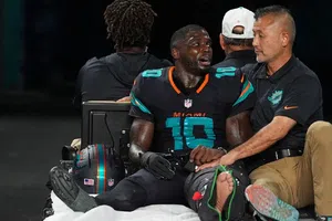 Tyreek Hill sufre terrible lesión y queda fuera del partido entre New York Jets y Miami Dolphins