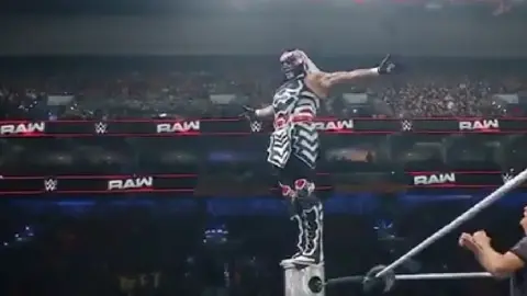 ¡Apareció el ‘destructor mexicano’! Penta Zero Miedo vence a Xavier Woods en RAW