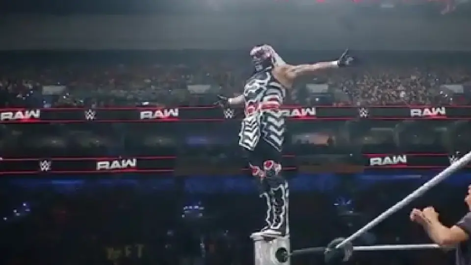 ¡Apareció el ‘destructor mexicano’! Penta Zero Miedo vence a Xavier Woods en RAW
