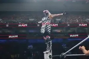 ¡Apareció el ‘destructor mexicano’! Penta Zero Miedo vence a Xavier Woods en RAW