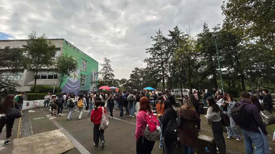 Amenaza de bomba en Facultad de Ciencias Políticas de la UNAM obliga desalojo