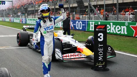 ¡Amargo podio! Isack Hadjar rompe su trofeo del Gran Premio de Países Bajos