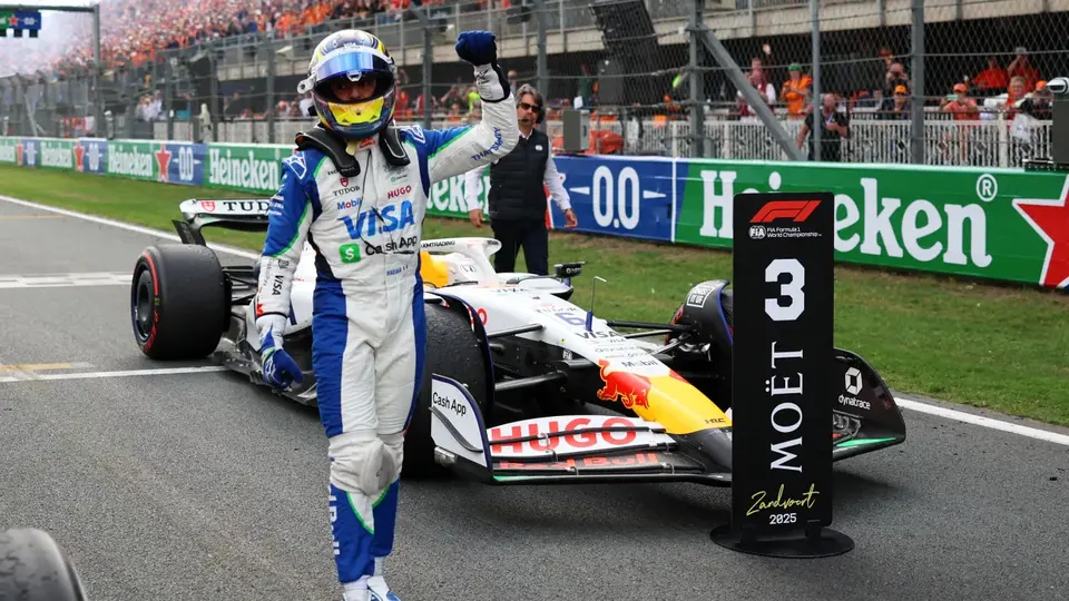 ¡Amargo podio! Isack Hadjar rompe su trofeo del Gran Premio de Países Bajos