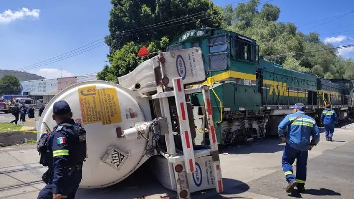 ¡Otra vez! Pipa vuelca al intentar ganarle el paso a tren en Ecatepec