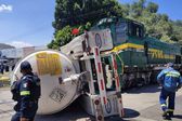 ¡Otra vez! Pipa vuelca al intentar ganarle el paso a tren en Ecatepec