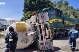 ¡Otra vez! Pipa vuelca al intentar ganarle el paso a tren en Ecatepec