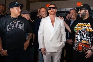 Canelo Álvarez amenaza a Crawford ‘En el ocho, probablemente en ese se va’