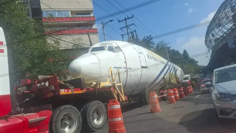 Avión ‘estacionado’ en Periférico Sur: ¿Por qué apareció un Boeing 737 en San Jerónimo?