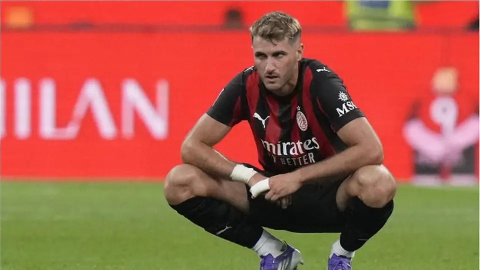 Afición del AC Milan 'castiga' a Santiago Giménez con nuevo apodo