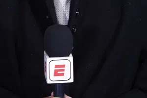 Querido alumno de José Ramón Fernández se olvida de ESPN y aparece en TUDN