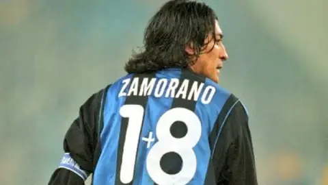 La historia detrás del 1+8 en el jersey de Iván Zamorano con el Inter de Milán