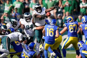 Filadelfia bloquea gol de campo en el último segundo para mantener el invicto