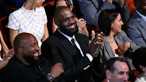 LeBron James "se declara" en bancarrota; asegura solo tener un par de miles en el banco