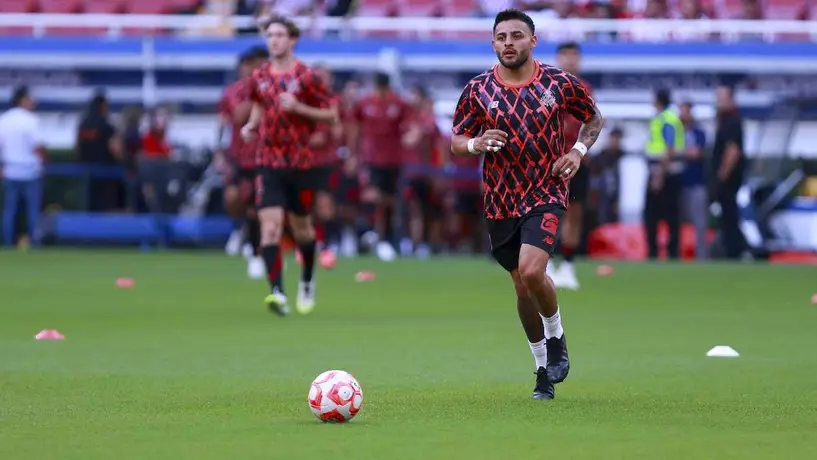 Alexis Vega es recibido de forma hostil por afición de Chivas en el Akron