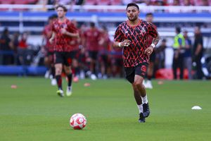 Alexis Vega es recibido de forma hostil por afición de Chivas en el Akron