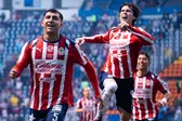 Chivas vence al Puebla con golazo incluido del Cotorro González