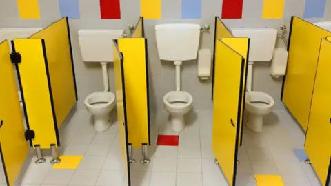 SEP cambiará reglas de baños en escuelas para mayor seguridad y privacidad