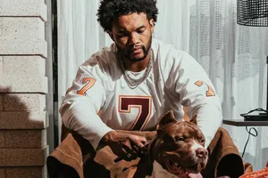 ¿Homenaje o burla? Kyler Murray causa polémica con jersey de Michael Vick