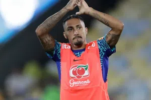 Raphinha acusa a Disneyland París por racismo contra su hijo