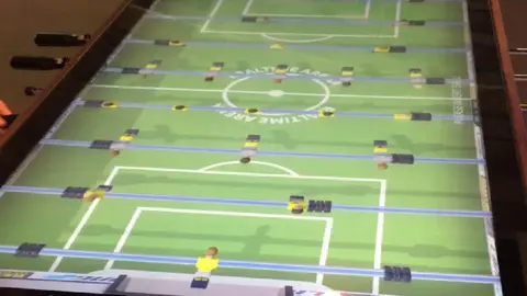 ¡Escandaloso! Conductores se agarran a golpes en pleno programa deportivo por culpa de famoso club