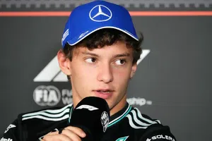 Kimi Antonelli lleva combustible extra al GP de Azerbaiyán tras críticas de Toto Wolff