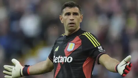 Fichaje de 'Dibu' con Manchester United se cae; apunta a quedarse en Aston Villa