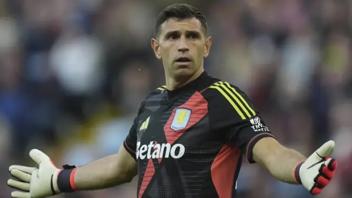 Fichaje de 'Dibu' con Manchester United se cae; apunta a quedarse en Aston Villa