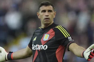 Fichaje de 'Dibu' con Manchester United se cae; apunta a quedarse en Aston Villa