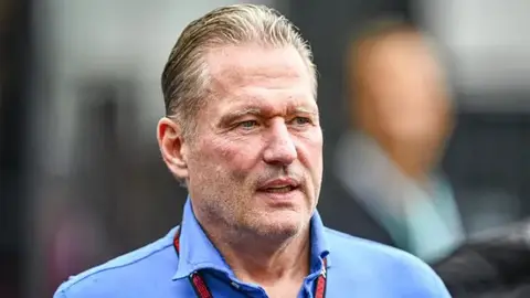 'Es un cobarde': Jos Verstappen responde a declaraciones del padre de Checo Pérez