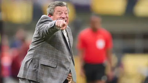 Entrenador de Nicaragua explota contra Piojo Herrera por quejarse del estadio