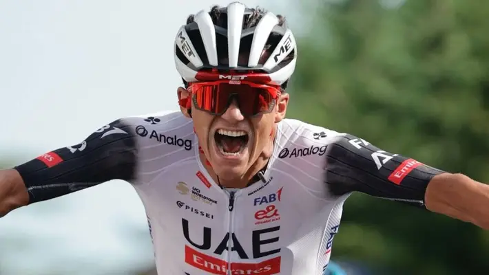 UAE Team, equipo de Isaac del Toro, rompe récord de victorias en una temporada