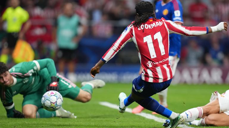 Ademola Lookman marca el segundo gol del partido ante los Red Devils | AP