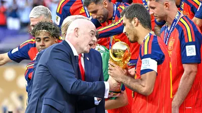 El presidente de la FIFA reacciona con risas ante cuestionamientos de renuncia: "¿Ha pensado en dimitir?"