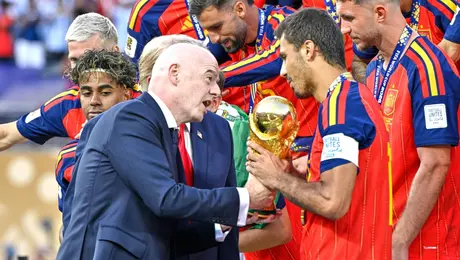 El presidente de la FIFA reacciona con risas ante cuestionamientos de renuncia: "¿Ha pensado en dimitir?"